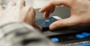Blinder Mann nutzt Smartphone und Braillezeile zur Navigation im Internet